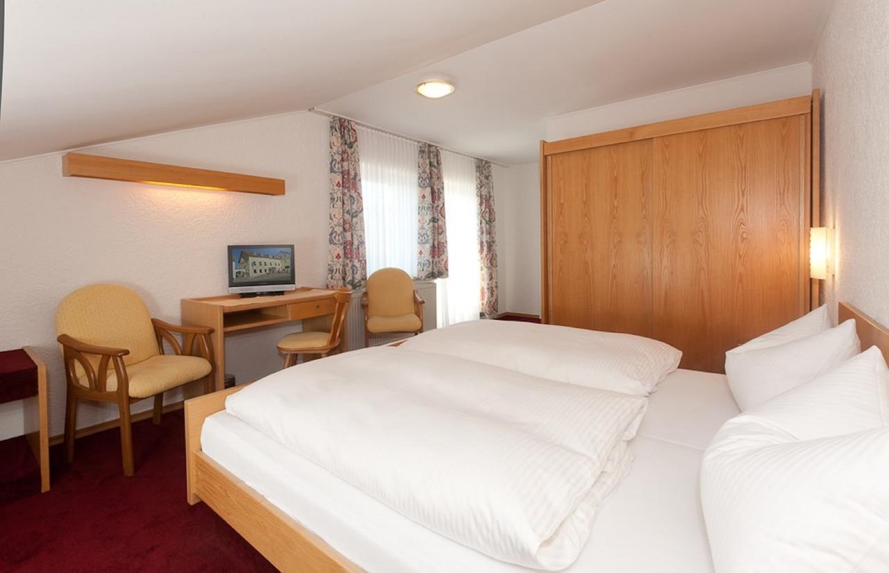 Hotel-Gasthof Zur Linde Neukirchen beim Heiligen Blut Bagian luar foto